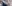 Kvinde foran mur med bog foran ansigtet