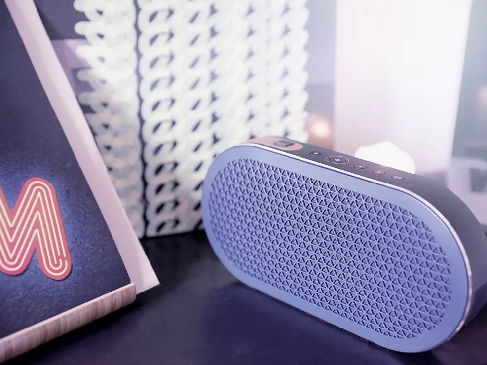 Lilla Dali Speaker på bord med lilla ramme