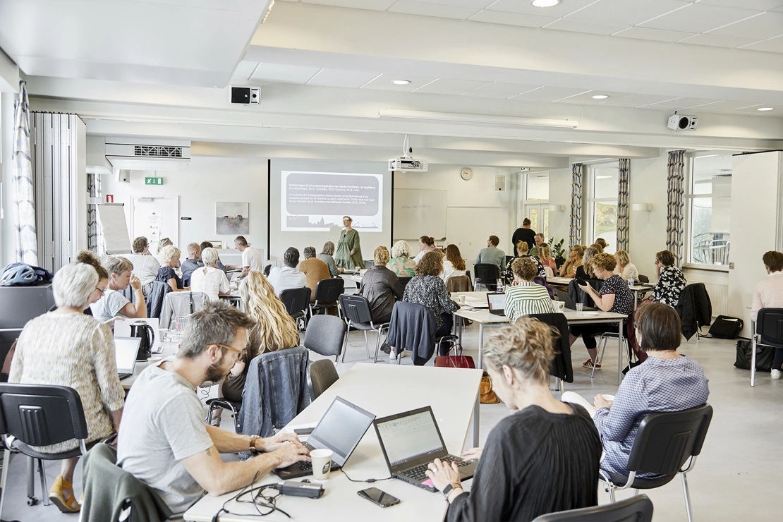 Classroom with active course participants using laptops